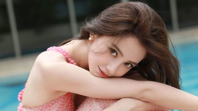 Angelababy携儿子新加坡出游　8岁小海绵神似黄晓明？