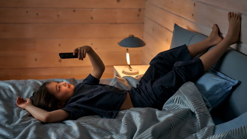 Mengenal 'bed rotting', rebahan seharian sambil 'scrolling' medsos yang bisa jadi tanda depresi
