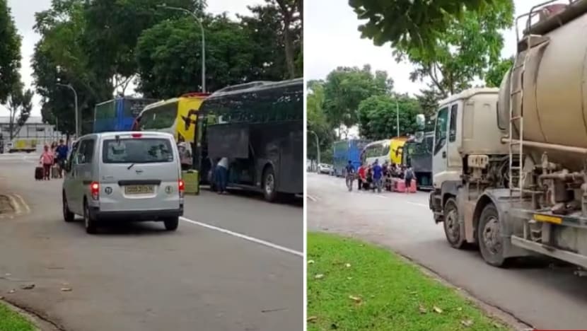 Kilang di Tuas berang; bas pelancong hadang trafik, sampah merata Kilang di Tuas berang; bas pelancong hadang trafik, sampah merata