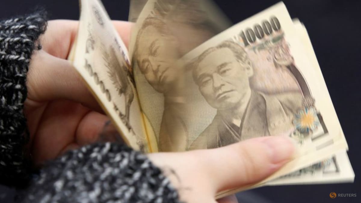 Yen rebounds from Monday's lows, euro/dollar edges down before Fed minutes, US data