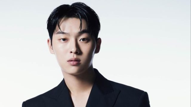 韩国男星崔显旭晒公仔，倒影意外泄裸体！