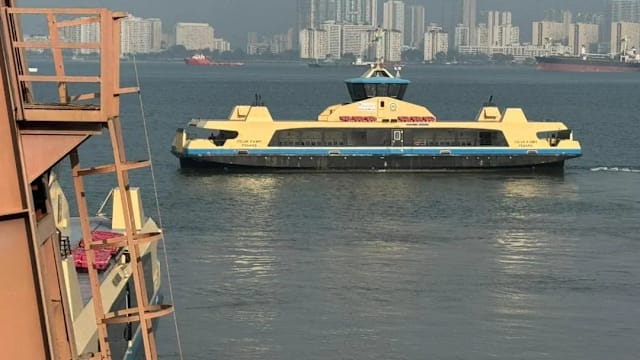 槟城渡轮同油轮相撞 造成21人受伤