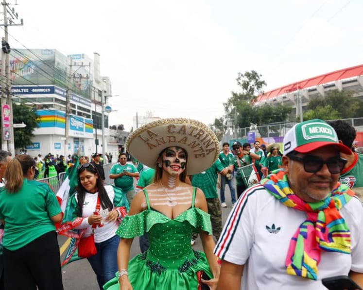 Politics aside, Mexico and Ecuador fans keep World Cup rivalry friendly