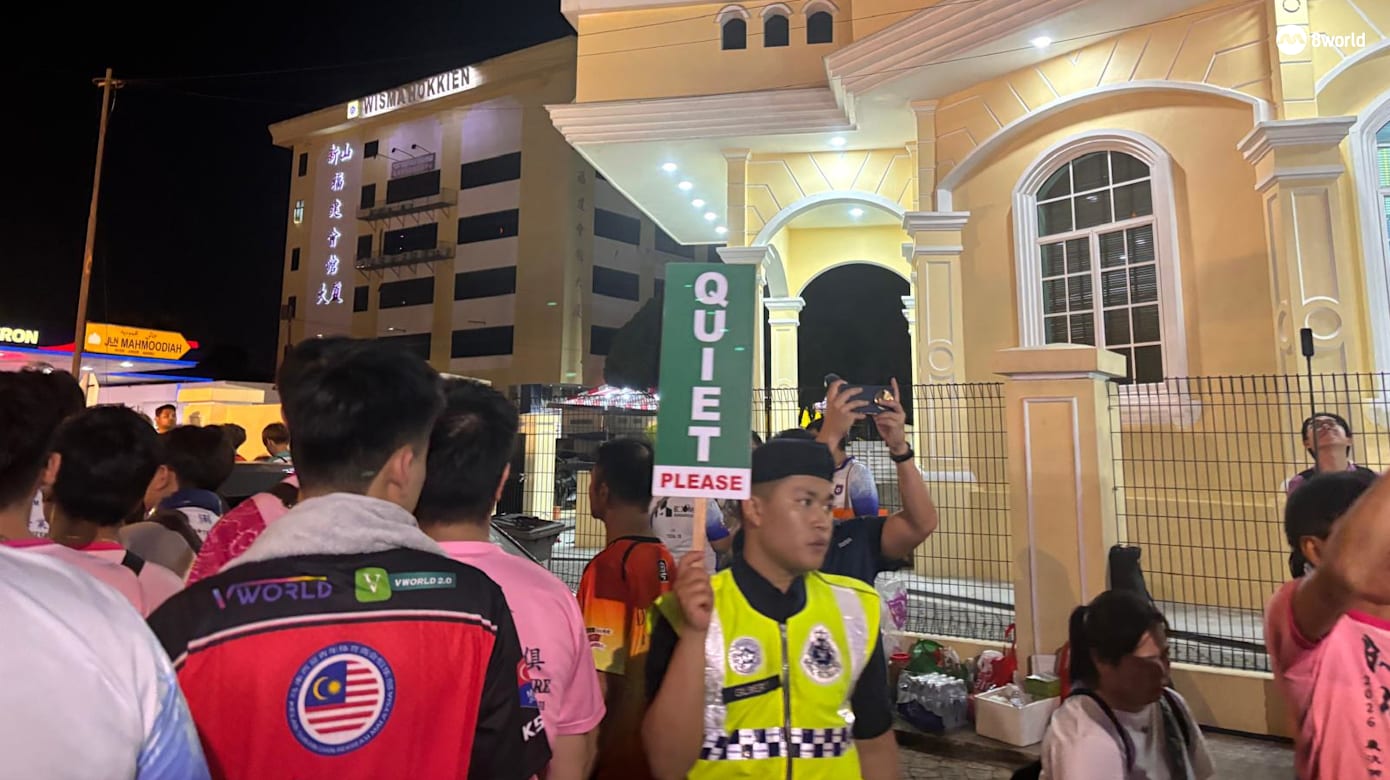 柔佛古庙众神巡游 途经回教堂时安静前行