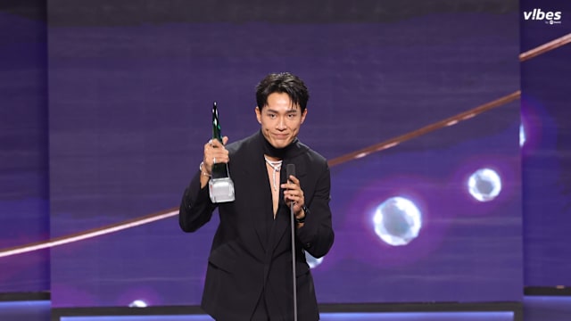 【红星大奖2026】邓伟德夺“最佳男配角”，淡定领奖：希望‘白阿力’没让你们失望