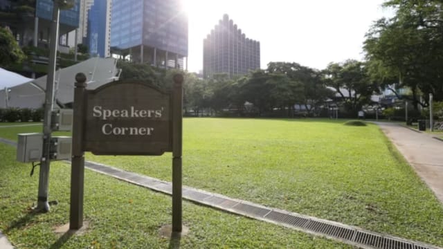 警方调查男子在芳林公园外就以巴冲突举牌事件