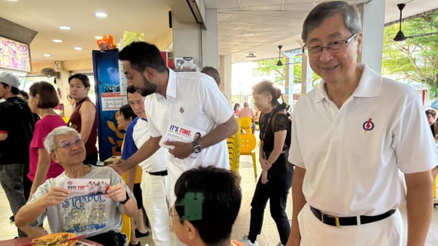 【GE2025】行动党阿裕尼团队走访社区 前总理公署部长林文兴现身支持