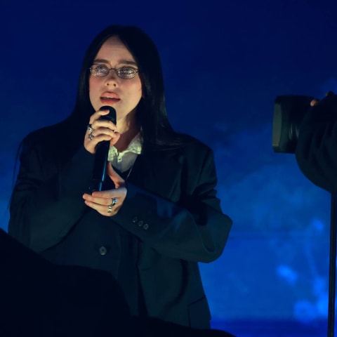 Billie Eilish横扫全美音乐奖,惊艳夺得7项大奖!Lady Gaga结束狮城巡演,意外缺席却依然赢得3项殊荣,音乐奇才的激烈对决引发关注