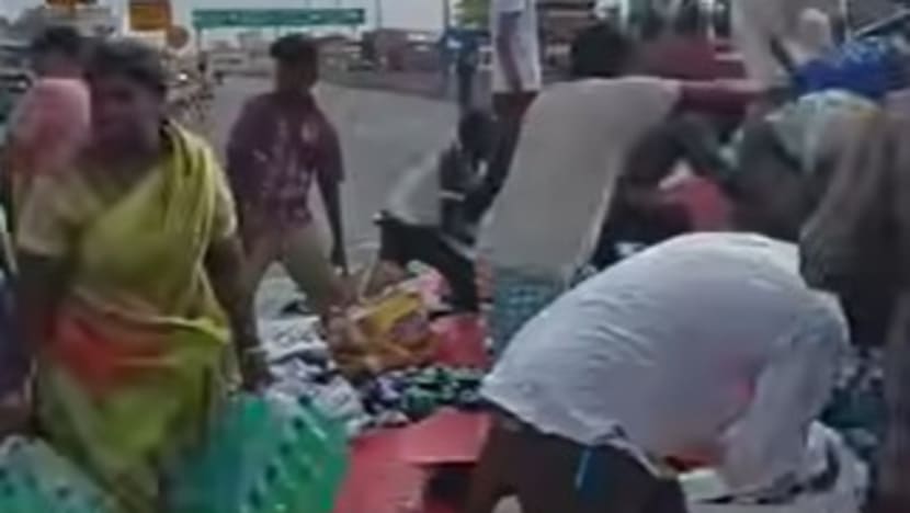 "இரக்கமே இல்லையா?" - கவிழ்ந்த லாரியிலிருந்து குளிர்பானங்களைத் திருடும் மக்கள்