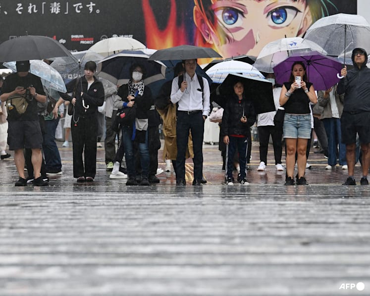 Typhoon approaches eastern Japan, prompting flood and landslide warnings