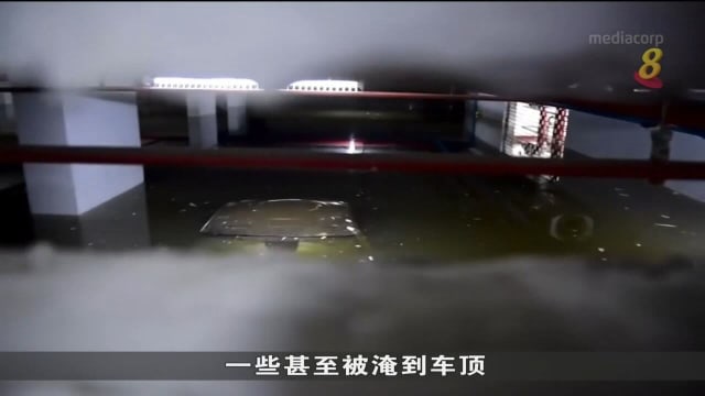 曼谷连续降雨 地下停车场积水深达两米