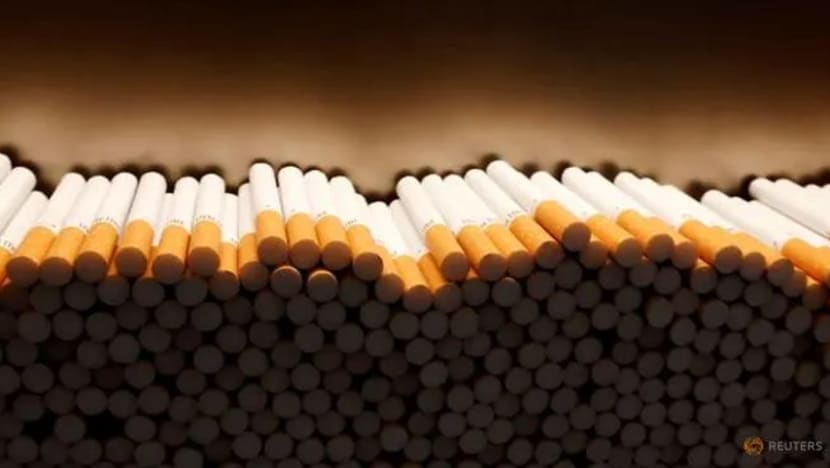 Lesen 8 peruncit digantung; jual rokok kepada pelanggan bawah umur