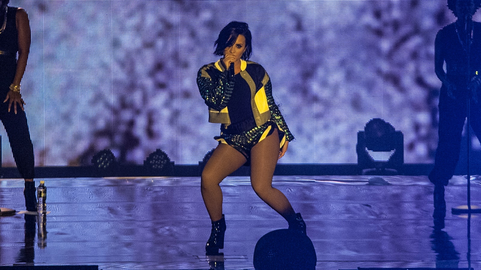 7 memorable moments from DEMI World Tour Singapore - 8days