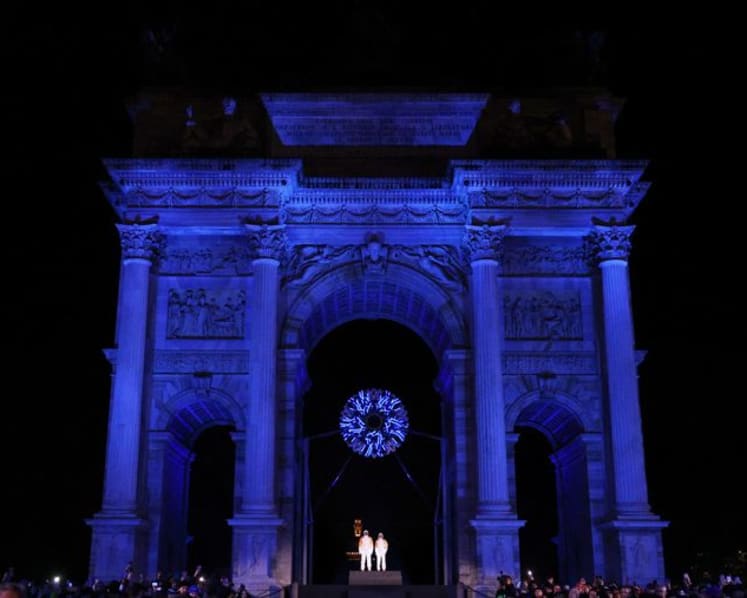 Italy's Tomba and Compagnoni share honour of lighting Milan cauldron