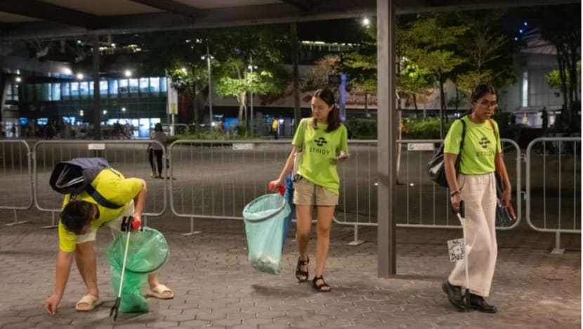 Sukarelawan anjur operasi pembersihan selepas konsert Coldplay di SG