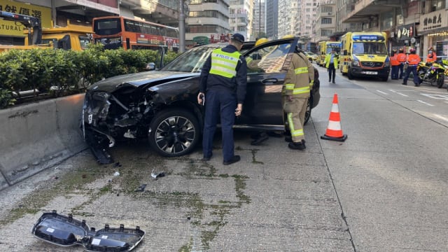 香港一豪华轿车冲上行人道 导致一人死亡两人受伤