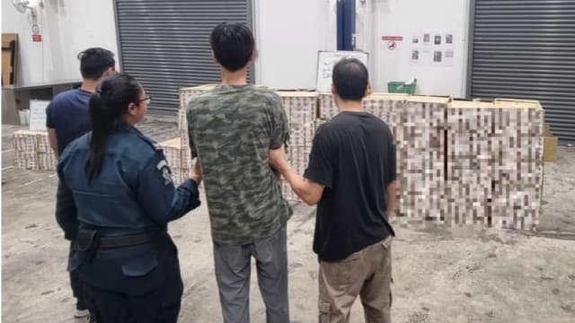 关税局破获超过2500条走私香烟并逮捕一名外国男子