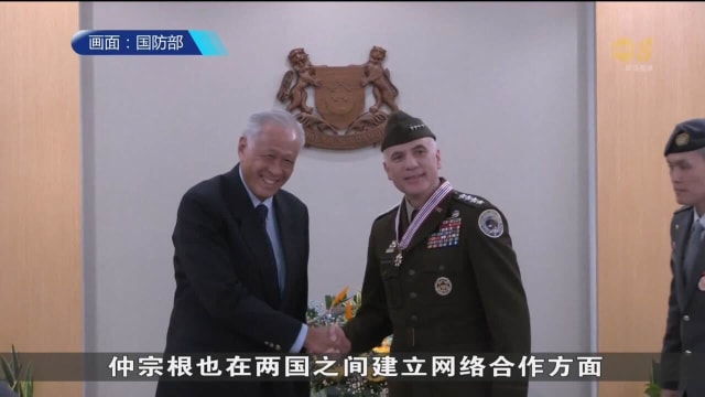 黄永宏医生颁发功绩奖章给美国网络司令部指挥官仲宗根上将