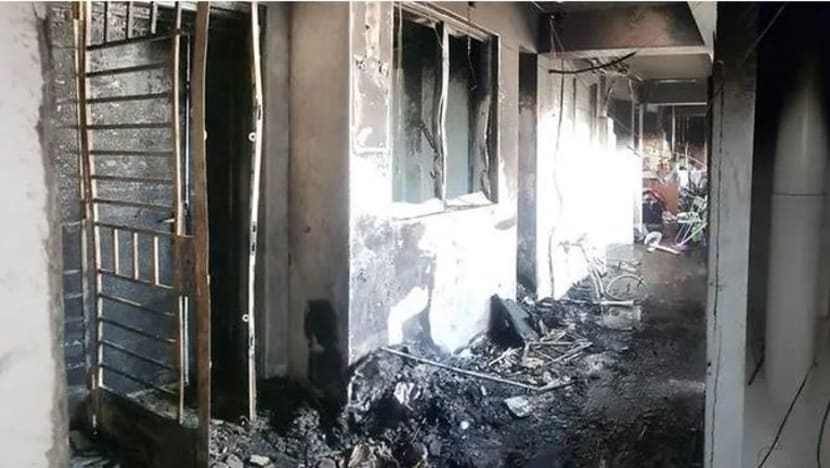 Flat HDB Tampines terbakar: 4 dikejarkan ke hospital Flat HDB Tampines terbakar: 4 dikejarkan ke hospital