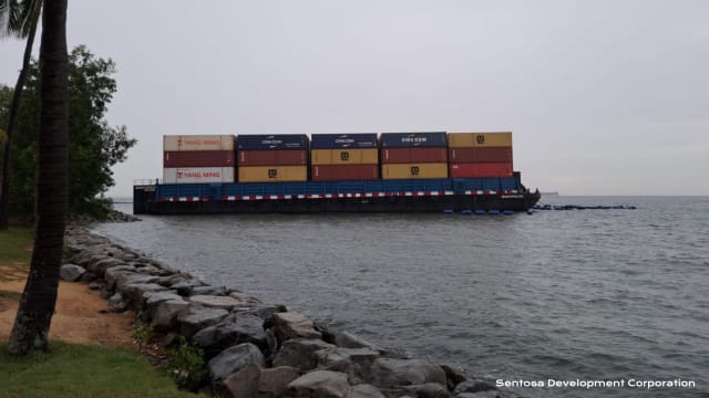 搁浅驳船已被安全拖离海岸