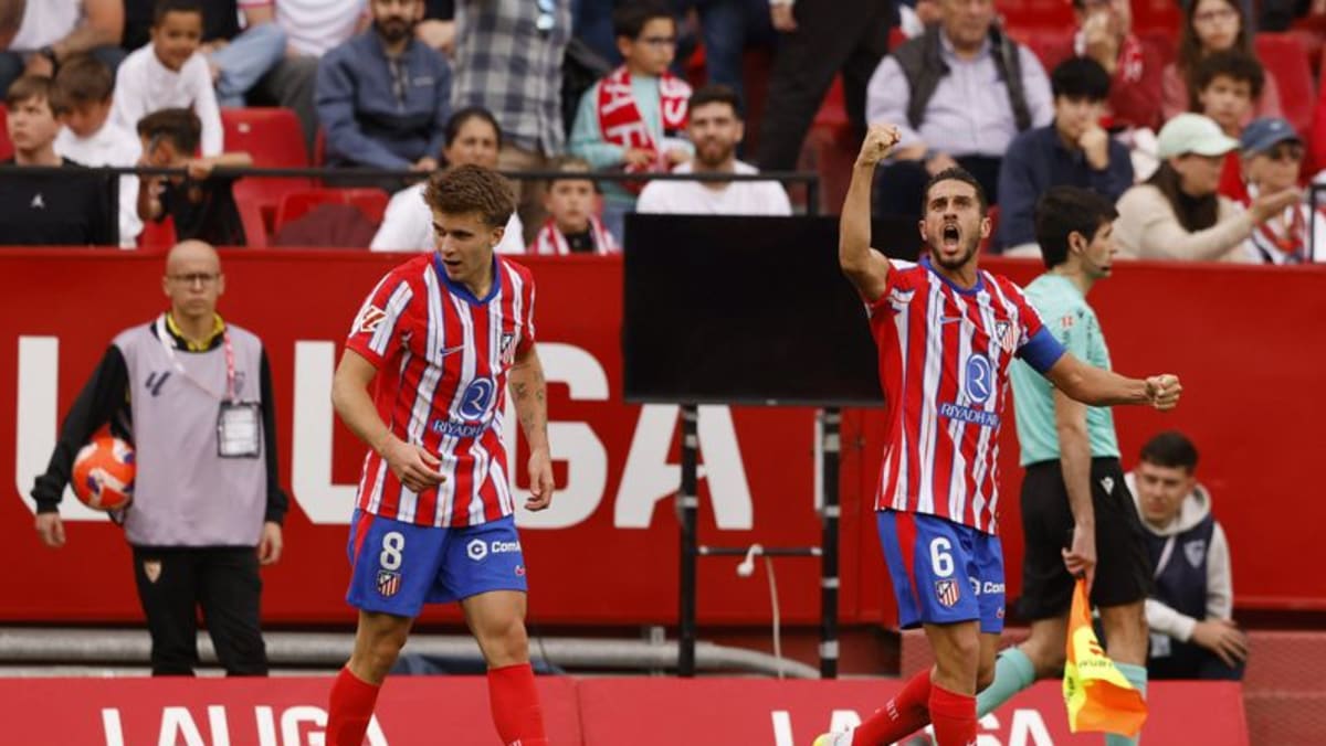 Atletico back to winning ways with last-gasp 2-1 victory at Sevilla Atletico back to winning ways with last-gasp 2-1 victory at Sevilla