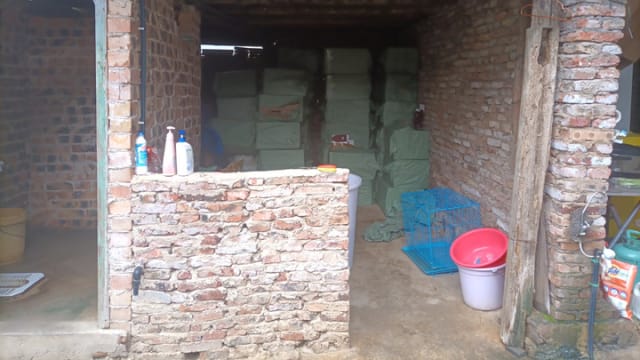 中国网络直播间年售近3万件冒牌化妆品 竟产自养猪场