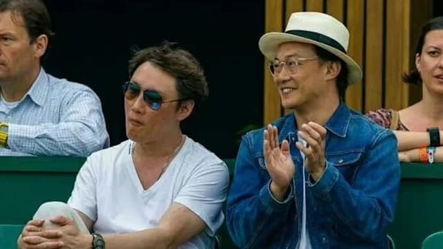 陈奕迅和哥哥合照曝光，兄弟俩像是双胞胎！