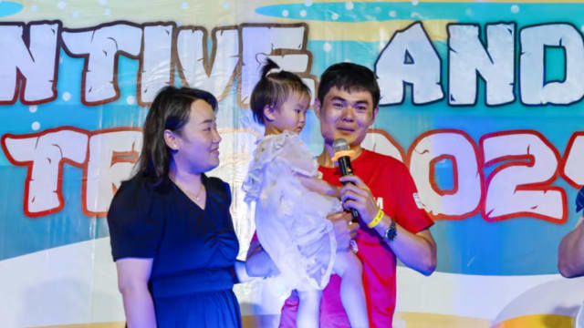 雇主安排家人前来共度父亲节 客工惊喜落泪