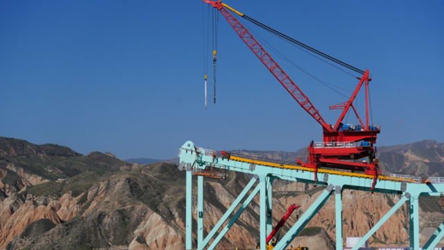 中国青海大桥施工绳索断裂 导致七人死亡