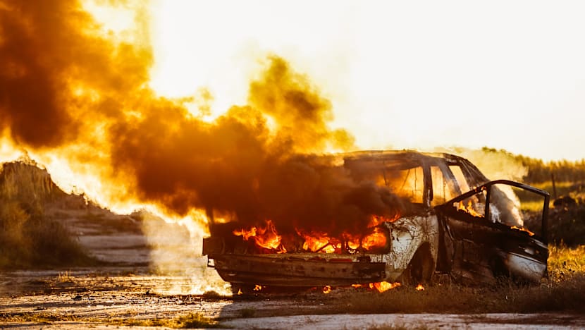 தீப்பற்றி எரியும் கார்... உள்ளே சிக்கிய 9 மாதக் குழந்தை