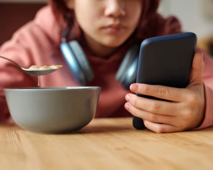 Komentar: Selalu online, kenapa remaja kerap kesepian dan makin sulit punya sahabat?