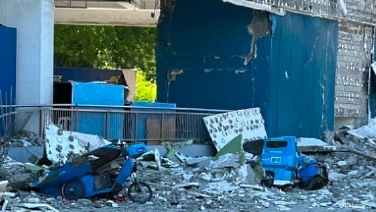 Major quake off Philippines kills one, triggers tsunami warn
