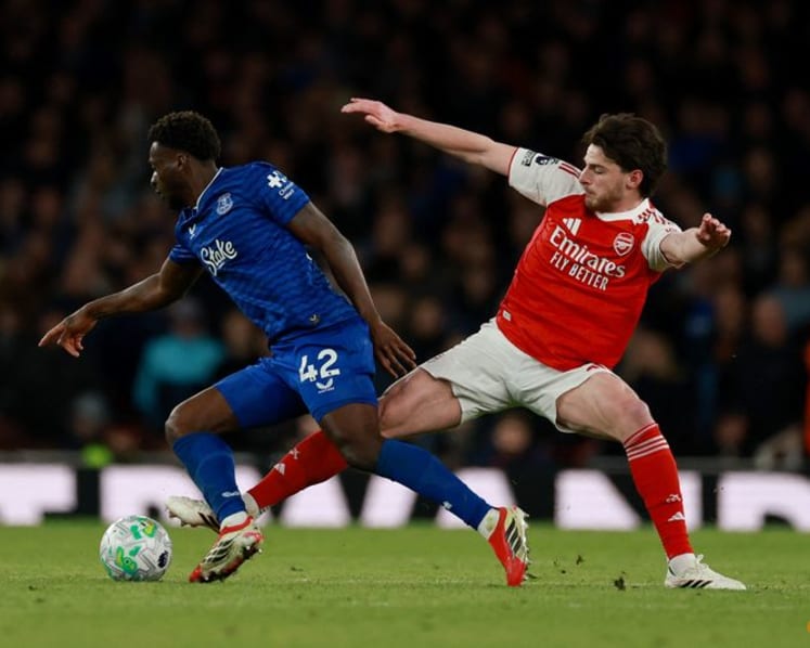 Arsenal stretch lead with win over Everton as City held by West Ham