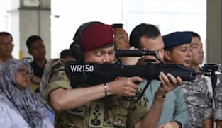 Putera Mahkota Brunei tinjau SAFTI City, cuba senapang SAR 21
