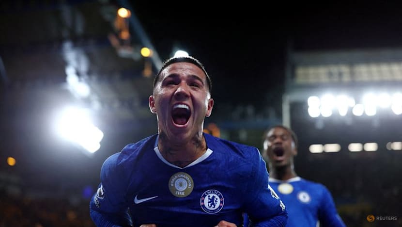 Arsenal go top as Liverpool suffer last-gasp defeat at Chelsea