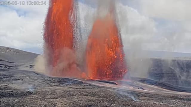 夏威夷基拉韦厄火山喷发 熔岩冲上300米