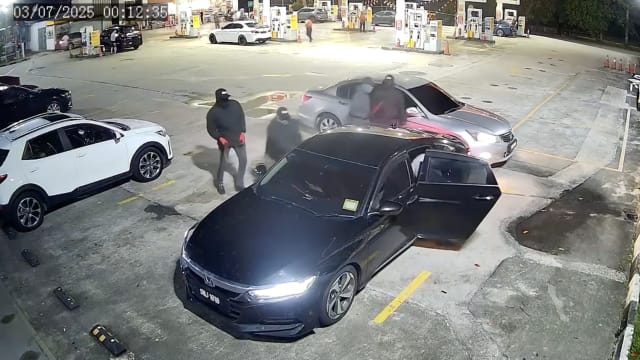 马国油站四歹徒疑持巴冷刀袭车 男子连开四枪击退
