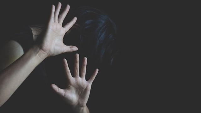 掷石霸凌女同学还扬言性侵后捅刀 马国两少年停课三天