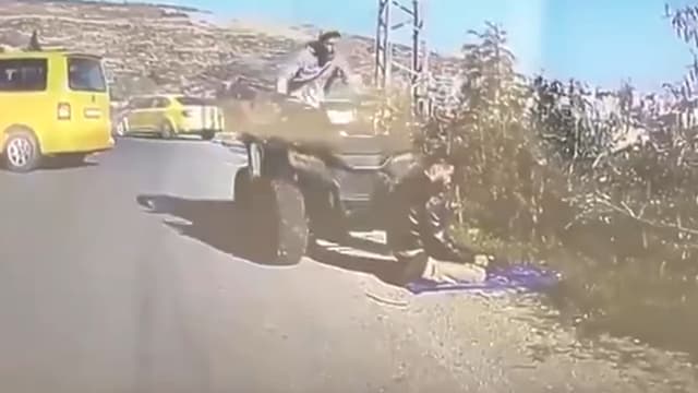 以色列战备军人驾车撞向路边祈祷的巴勒斯坦男子 