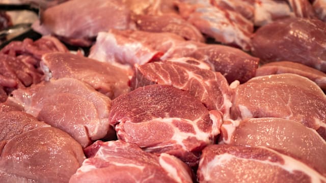 猪肉涂牛血当牛肉卖 泰国摊贩被令收摊禁再摆卖