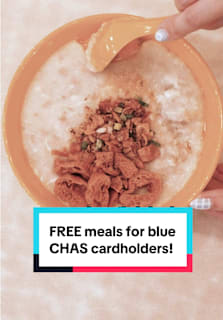 Second-gen hawker Hwee Yi, who left her job as President Tharman Shanmugaratnam’s bodyguard to take over her parents’ Cantonese porridge hawker chain, has to maintain food quality at all 3 outlets. Blue CHAS cardholders can get a free bowl of porridge, no questions asked, at her stalls too! #8dayseathawker #porridge #hawker #sgtiktok