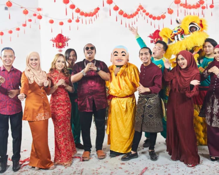 Nyanyikan dalam Bahasa Melayu: Lagu Tahun Baru Cina yang paparkan perpaduan budaya mencuit hati ramai 