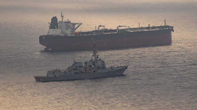 美国将出动舰机和1.5万兵力 解救受困霍峡船只