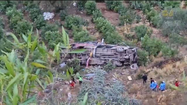 秘鲁一辆载客巴士坠崖 25人身亡包括两名孩童