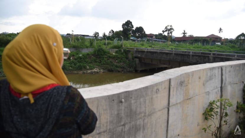 'Bila nampak langit gelap, perasaan takut mula datang': Mangsa banjir di Malaysia trauma, tragedi mungkin berulang 'Bila nampak langit gelap, perasaan takut mula datang': Mangsa banjir di Malaysia trauma, tragedi mungkin berulang