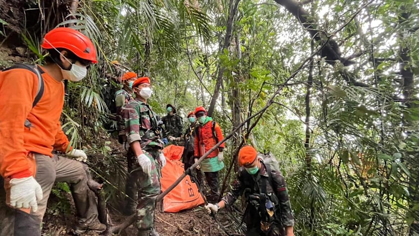 Remaining bodies found of 10 killed in Indonesia plane crash