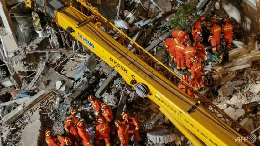 Hotel runtuh di China; 8 maut, 9 masih hilang Hotel runtuh di China; 8 maut, 9 masih hilang