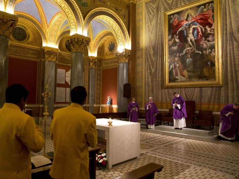 Thousands gather in hometown for Phillip Hughes funeral