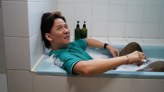 开拍前被女造型师“热情一吻”，阿牛竟长针眼，被迫临时改剧本！