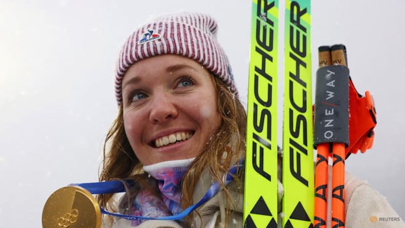 Biathlon-Michelon's stunning last lap delivers women's mass start gold for France